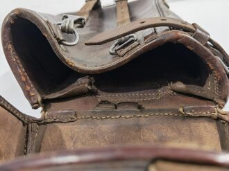 Packtasche für Berittene datiert 1936. Leder weich, aus der Form geraten, leicht zu verbessern