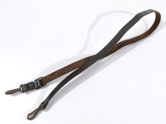 Trageriemen aus Leder für diverse Taschen der Wehrmacht , geschwärztes Leder, Gesamtlänge 101cm