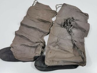 Paar Überschuhe zum leichten Gasschutzanzug der Wehrmacht . Gummierung innen verklebt, lässt sich aber lösen, sonst sehr guter Zustand