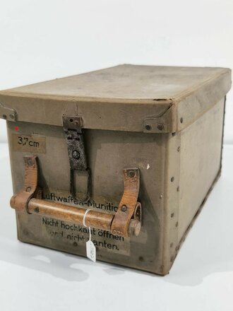 Transportkasten aus Presspappe für 3,7cm Lufwaffen Munition datiert 1945.