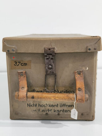 Transportkasten aus Presspappe für 3,7cm Lufwaffen Munition datiert 1945.