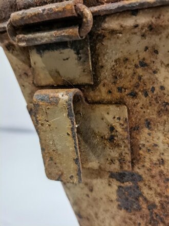 Metallbehälter für die Stützen des Schultergestell zum Entfernungsmesser . Sandfarbener Originallack, ungereinigtes Stück