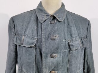 Feldbluse für Mannschaften des Heeres Modell 1943 aus Drillichmaterial. getragenes Kammerstück in gutem Zustand. Zwei Webfehler im Material auf der rechten unteren Tasche