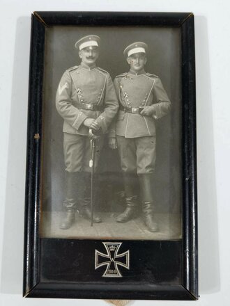 Foto zweier preußischer Ulanen in patriotischem Bilderrahmen mit Eisernem Kreuz. Höhe 17,5cm