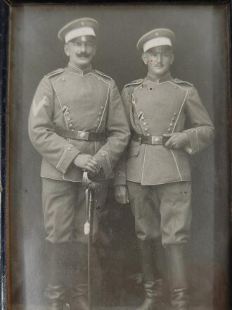Foto zweier preußischer Ulanen in patriotischem Bilderrahmen mit Eisernem Kreuz. Höhe 17,5cm