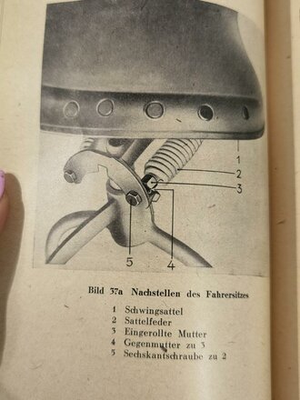 D 624/1 " Kleines Kettenkraftrad / SdHfz2) Typ HK 101" Gerätbeschreibung und Bedienungsanweisung vom 28.10.42 mit 86 Seiten plus 109 Bildern im Anhang.