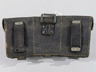 Patronentasche zum K98 Wehrmacht ( für 6 Ladestreifen). Schwarzes Leder, Reichsbetriebsnummer, Ungereinigt