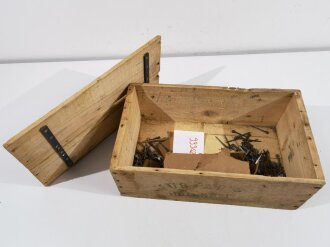 Packung Hufnägel Wehrmacht in Transportkasten aus Holz, dieser datiert 1943.  Die Pappverpackung ohne Beschriftung, der Deckel des Transportkasten unschlau "restauriert"