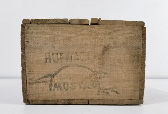 Packung Hufnägel Wehrmacht in Transportkasten aus Holz, dieser datiert 1943.  Die Pappverpackung ohne Beschriftung, der Deckel des Transportkasten unschlau "restauriert"