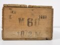 Packung Hufnägel Wehrmacht in Transportkasten aus Holz, dieser datiert 1943.  Die Pappverpackung ohne Beschriftung, der Deckel des Transportkasten unschlau "restauriert"