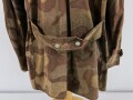 Windbluse für Gebirgstruppen der Wehrmacht aus italienischem Tarnmaterial. Offizielle Produktion mit Reichsbetriebsnummer und Grössenstempel. Getragenes Stück, selten