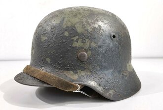 Heer, Stahlhelm Modell 1935. Während des Krieges wiederaufgearbeitetes Stück, mit neuem Innenfutter und Kinnriemen versehen sowie neu lackiert. Danach wieder ausgegeben und weitergetragen