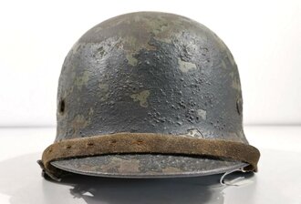 Heer, Stahlhelm Modell 1935. Während des Krieges wiederaufgearbeitetes Stück, mit neuem Innenfutter und Kinnriemen versehen sowie neu lackiert. Danach wieder ausgegeben und weitergetragen