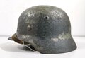 Heer, Stahlhelm Modell 1935. Während des Krieges wiederaufgearbeitetes Stück, mit neuem Innenfutter und Kinnriemen versehen sowie neu lackiert. Danach wieder ausgegeben und weitergetragen