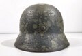 Heer, Stahlhelm Modell 1935. Während des Krieges wiederaufgearbeitetes Stück, mit neuem Innenfutter und Kinnriemen versehen sowie neu lackiert. Danach wieder ausgegeben und weitergetragen