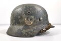 Heer, Stahlhelm Modell 1935. Während des Krieges wiederaufgearbeitetes Stück, mit neuem Innenfutter und Kinnriemen versehen sowie neu lackiert. Danach wieder ausgegeben und weitergetragen