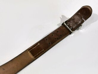 Koppel für Angehörige der Hitlerjugend , Doppelhersteller RZM M4/39 Assmann. An braunem Lederkoppel , dieses ebenfalls mit RZM Stempelung. Gesamtlänge 91cm