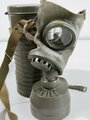 Schweiz, Gasmaske mit Filter in Bereitschaftsbüchse. Der Filter datiert 1939