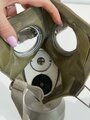 Schweiz, Gasmaske mit Filter in Bereitschaftsbüchse. Der Filter datiert 1939