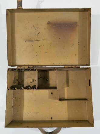 Kasten Beleuchtungsgerät für Strichplatte für Optik MG34/42.  Nach dem Krieg zum Teil übermalt, darunter Originallack.