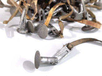 Metallbeschlag zum befestigen der Trageriemen am Tornister der Wehrmacht. Aluminium, gebraucht, sie erhalten ein ( 1) Stück