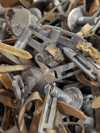 Metallbeschlag zum befestigen der Trageriemen am Tornister der Wehrmacht. Aluminium, gebraucht, sie erhalten 1 ( ein ) Stück