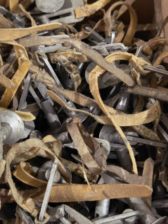 Metallbeschlag zum befestigen der Trageriemen am Tornister der Wehrmacht. Aluminium, gebraucht, sie erhalten ein ( 1) Stück
