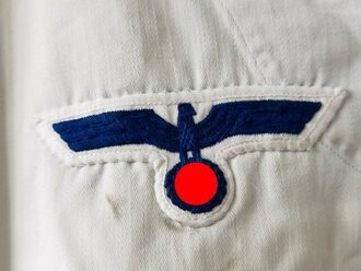 Kriegsmarine weißes Hemd für Mannschaften, getragenes Kammerstück , die Effekten original vernäht, die rechte Seitennaht war mal offen, höchstwahrscheinlich wurde das Stück enger gemacht