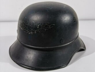 Luftschutz Stahlhelm. Eingestaubt, überlackiert, darunter das Abzeichen