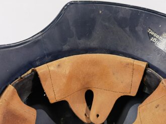 Luftschutz Stahlhelm. Eingestaubt, überlackiert, darunter das Abzeichen