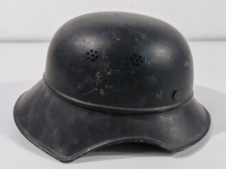 Luftschutz Stahlhelm. Eingestaubt, überlackiert, darunter das Abzeichen