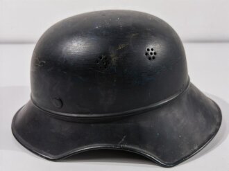 Luftschutz Stahlhelm. Eingestaubt, überlackiert, darunter das Abzeichen