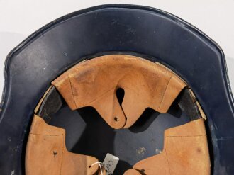 Luftschutz Stahlhelm. Eingestaubt, überlackiert, darunter das Abzeichen