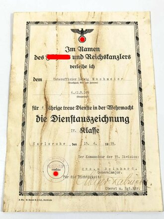 Verleihungsurkunde zur Dienstauszeichnung IV.Klasse für einen Angehörigen im I.R.109 Karlsruhe, ausgestellt 1939. DIN A4, Wasserschaden