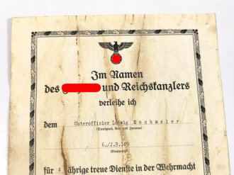 Verleihungsurkunde zur Dienstauszeichnung IV.Klasse für einen Angehörigen im I.R.109 Karlsruhe, ausgestellt 1939. DIN A4, Wasserschaden