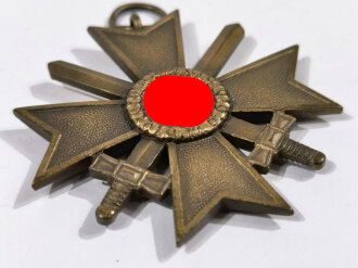 Kriegsverdienstkreuz 2. Klasse mit Schwerter. Buntmetall, Hersteller 40 im Bandring  für Berg & Nolte, Lüdenscheid ( B&NL )