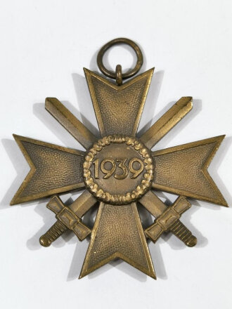 Kriegsverdienstkreuz 2. Klasse mit Schwerter. Buntmetall, Hersteller 40 im Bandring  für Berg & Nolte, Lüdenscheid ( B&NL )