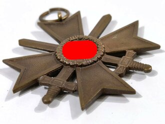 Kriegsverdienstkreuz 2. Klasse mit Schwerter. Buntmetall, Hersteller im Bandring dieser nicht lesbar