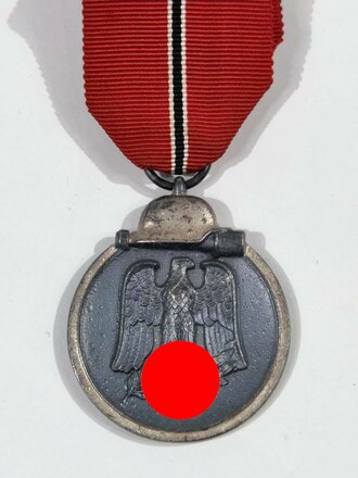 Medaille " Winterschlacht im Osten" 1941/42 am Band mit Hersteller 25  für Arbeitsgemeinschaft der Gravuer-, Gold und Silberschmiedeinigunngen, Hanau am Main