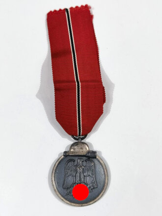 Medaille " Winterschlacht im Osten" 1941/42 am Band mit Hersteller 25  für Arbeitsgemeinschaft der Gravuer-, Gold und Silberschmiedeinigunngen, Hanau am Main