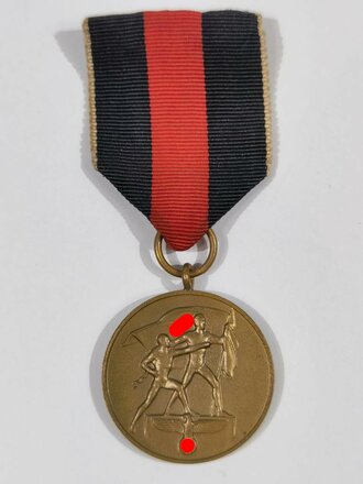 Anschlussmedaille Sudetenland (01. Oktober 1938) mit Band an Nadel. Schöner Zustand