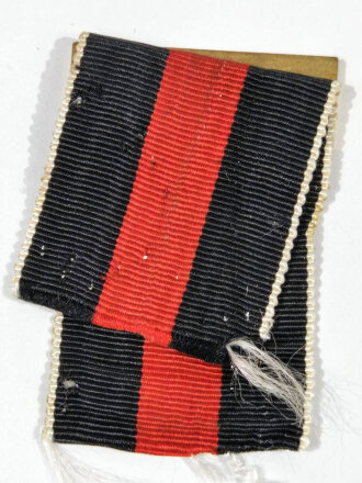 Bandabschnitt für die Anschlussmedaille Sudetenland ( 01. Oktober 1938 ) mit Bandauflage Prager Burg. Ein Splint fehlt