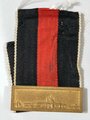 Bandabschnitt für die Anschlussmedaille Sudetenland ( 01. Oktober 1938 ) mit Bandauflage Prager Burg. Ein Splint fehlt