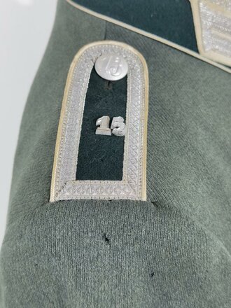 Waffenrock für einen Unteroffizier der Infanterie. Eigentumstück mit vielen kleinen Mottenlöchern, die Effekten original vernäht