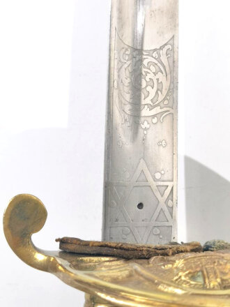 Großbritannien, Säbel für Marine Offiziere, die Scheidenbeschläge nachgemalt, der Mittlere lose, defekt