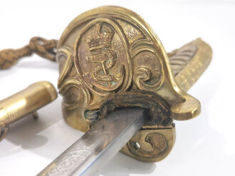 Großbritannien, Säbel für Marine Offiziere, die Scheidenbeschläge nachgemalt, der Mittlere lose, defekt