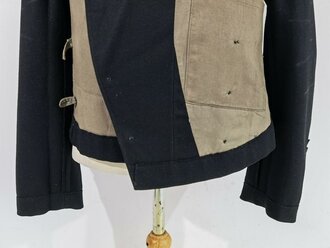 Schwarze Panzerjacke für einen Hauptmann im Panzer Regiment 8. Kammerstück in sehr gutem Zustand, die Effekten original vernäht