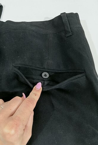 Allgemeine SS, schwarze Stiefelhose . Diverse kleine Mottenlöcher, sonst in sehr gutem Zustand. Im Stoff innenliegender Kastenstempel " RZM SS Schutzstaffel Trikot"