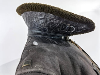 Luftwaffe, gefütterte Winterjacke für fliegendes Personal aus grauem Wildleder. Späte Ausführung mit weissen RiRi Verschlüssen, der vordere vor langer Zeit durch einen US amerikanischen ersetzt. Guter Gesamtzustand