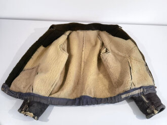 Luftwaffe, gefütterte Winterjacke für fliegendes Personal aus grauem Wildleder. Späte Ausführung mit weissen RiRi Verschlüssen, der vordere vor langer Zeit durch einen US amerikanischen ersetzt. Guter Gesamtzustand